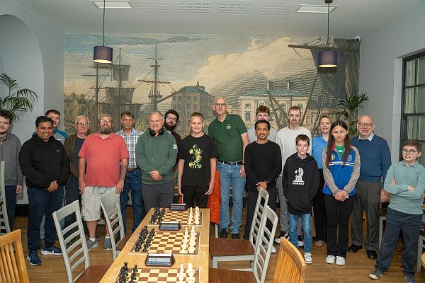 Group photo of organisers and players before the start